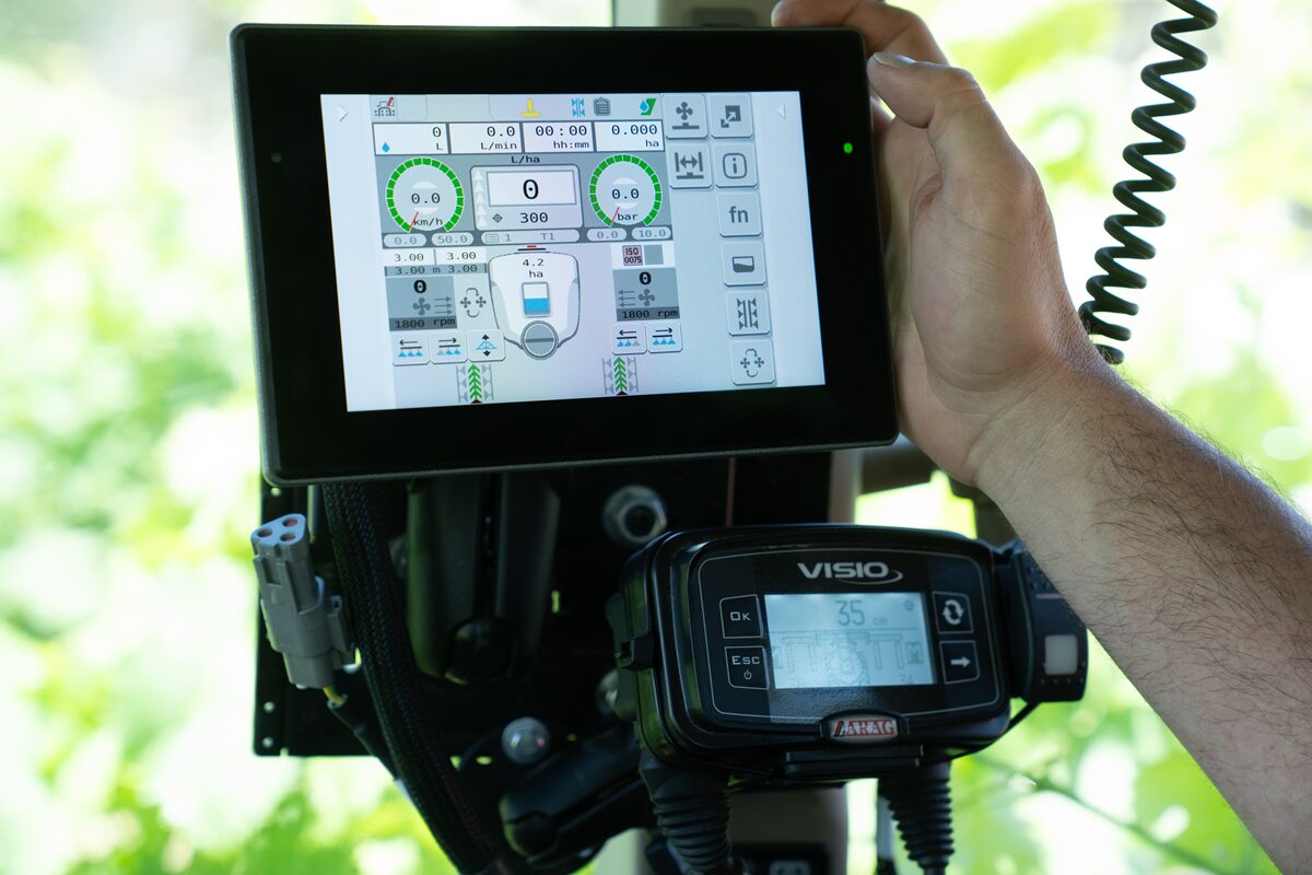 Hand operating sprayer auto rate controller screen.